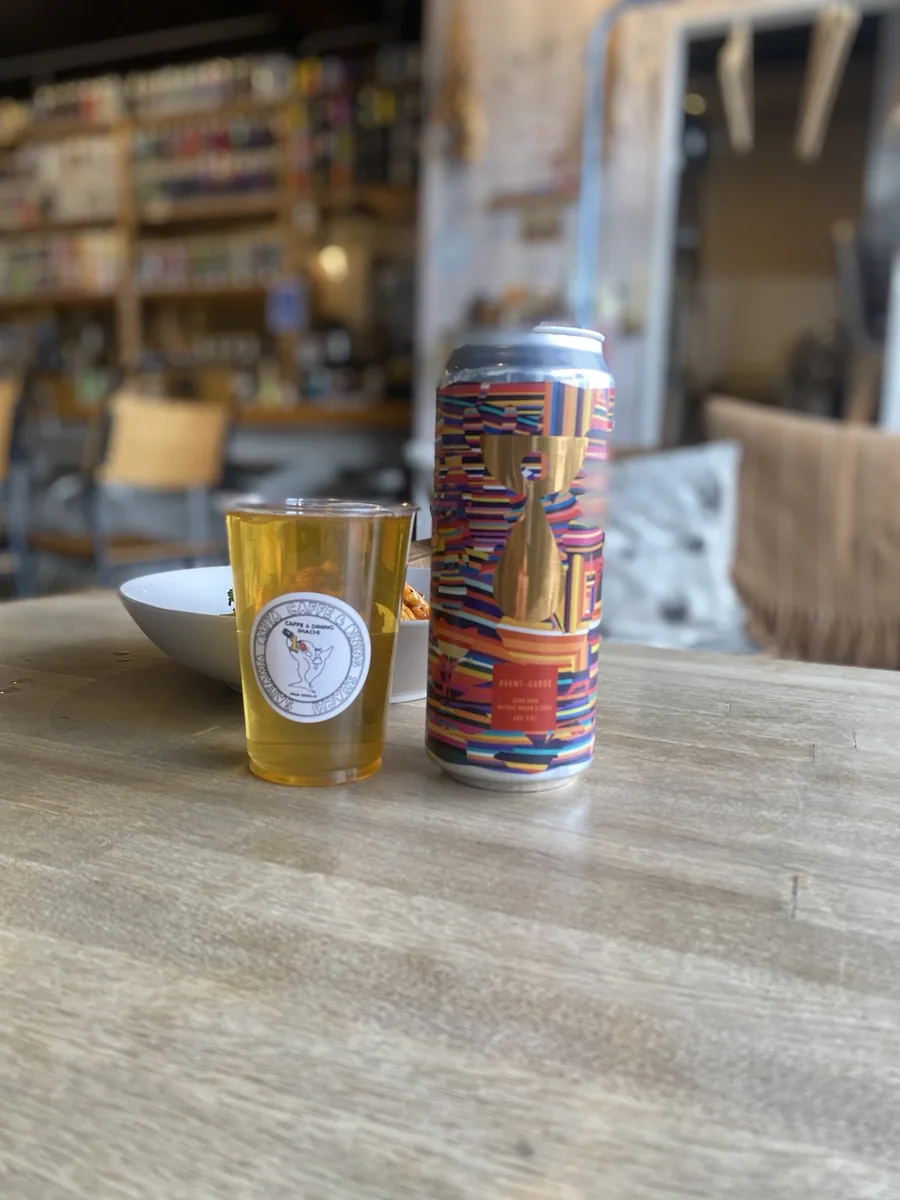 SHACHIの店内でグラスに注いだクラフトビールと缶ビール