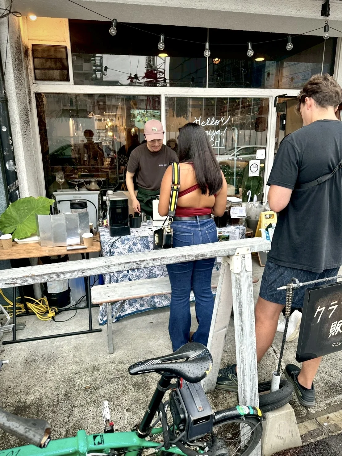 SCHEMAの屋外コーヒー出店に並ぶ来場者