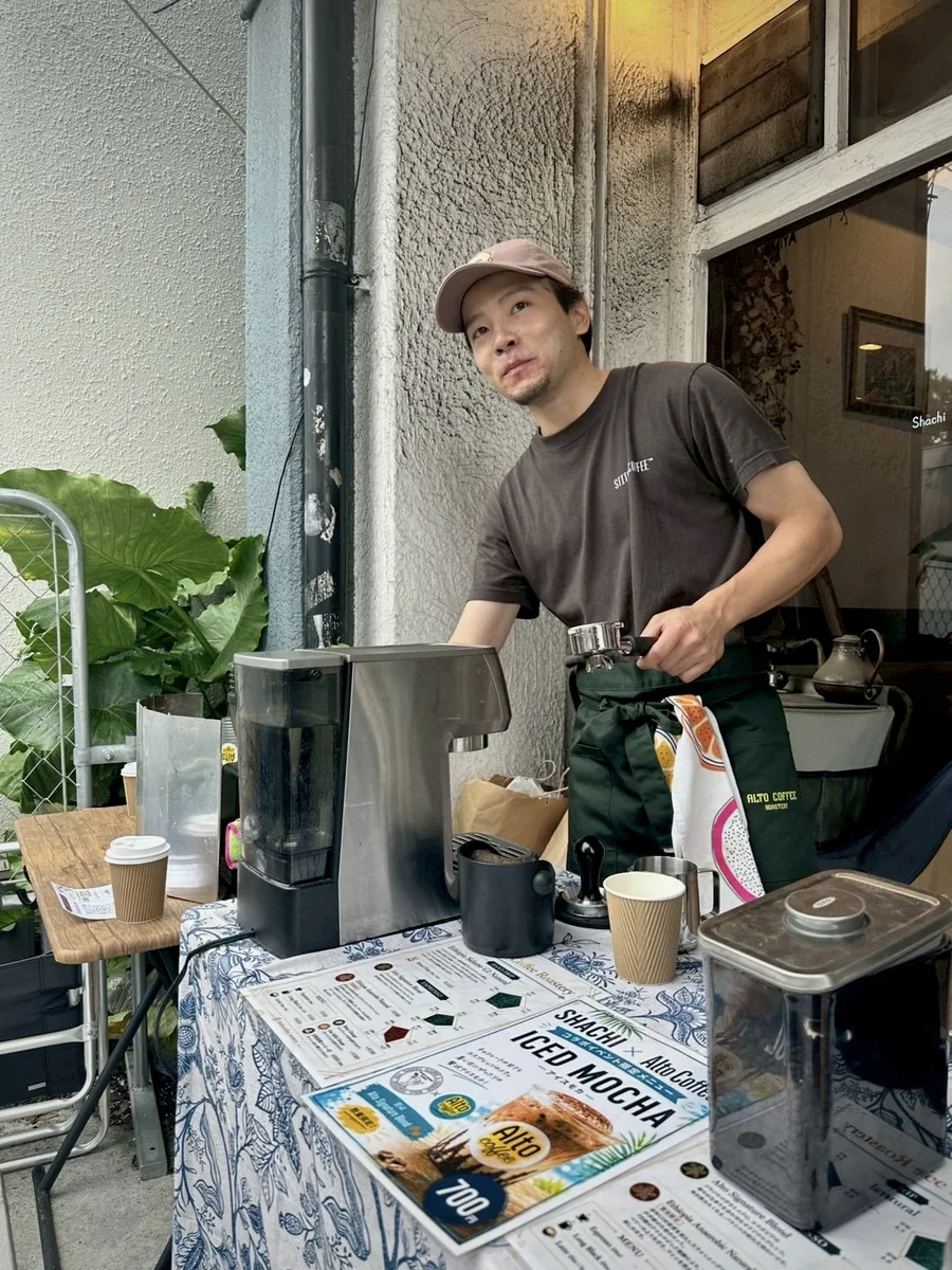 SCHEMAの屋外コーヒーブースでコーヒーを用意する出店者