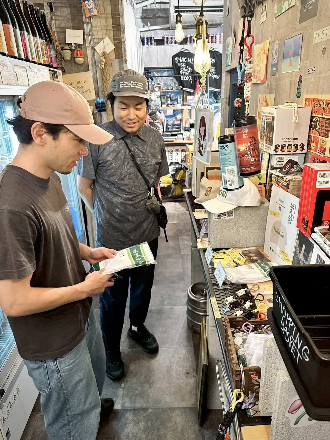 SCHEMAの出店アイテムを手に取る来場者