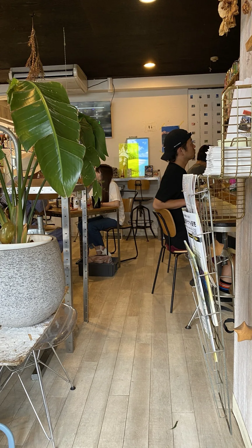 SCHEMA会場に集まった来場者と植物、店舗の様子